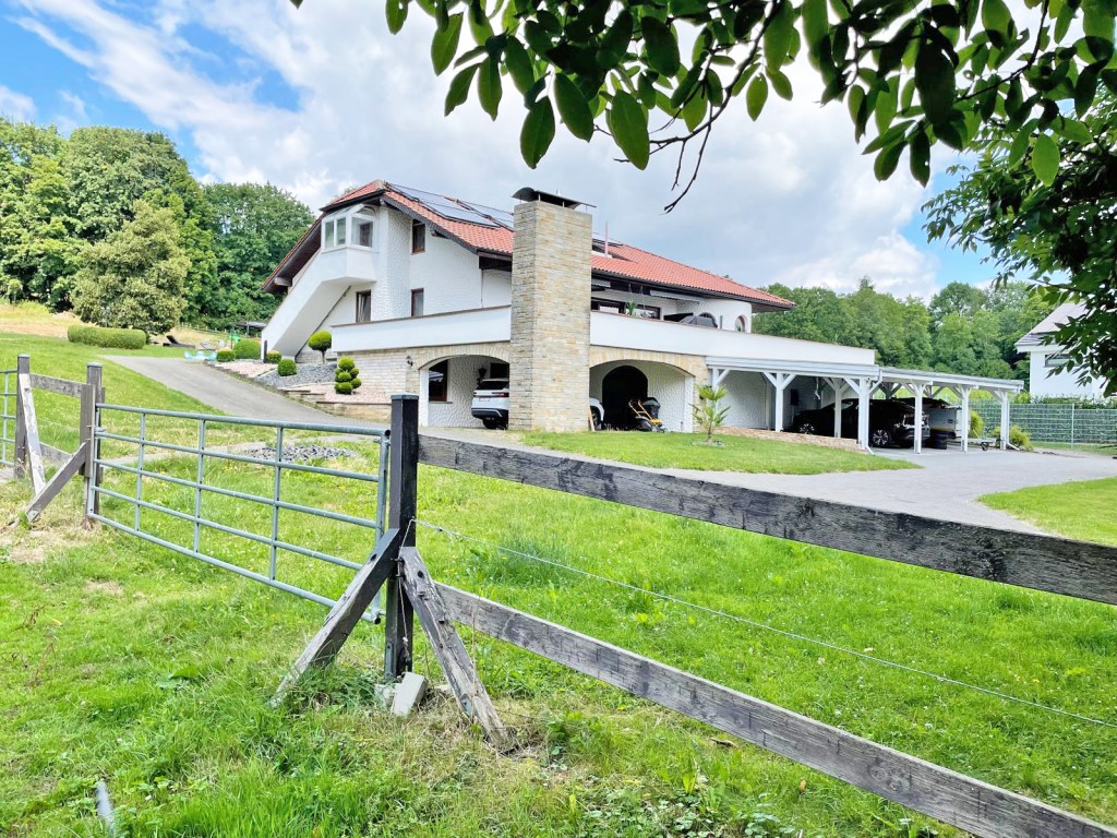 Ref2601 Hessen, Kreis Fulda – modernes Wohnhaus mit ELW + Pferdestall – zu&nbsp;verkaufen!